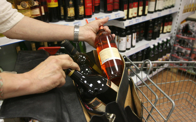 Lopásból rablás Cegléden