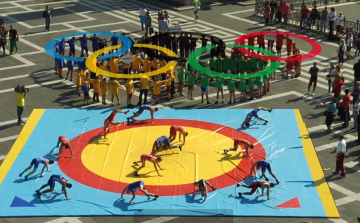 Flashmob-bal üzentek a birkózók