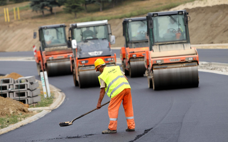 Októberben kezdődik az M4-es építése
