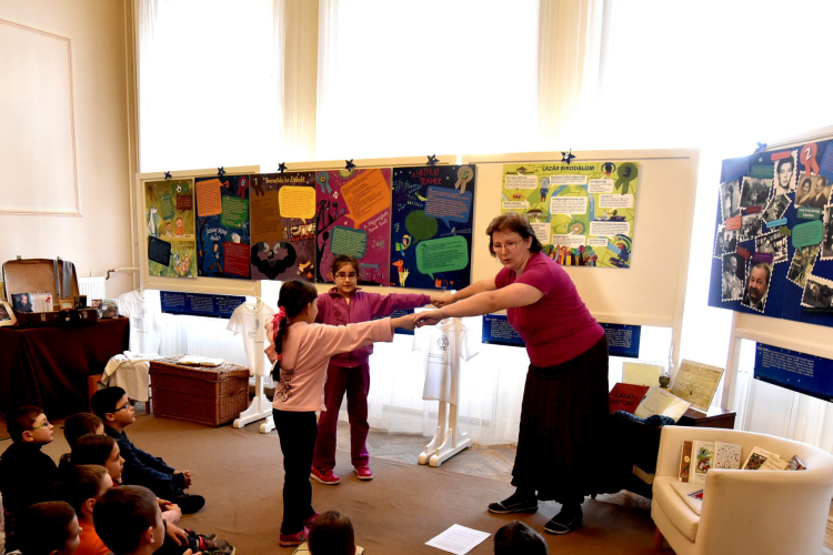 Négyszögletű Kerek kiállítás 