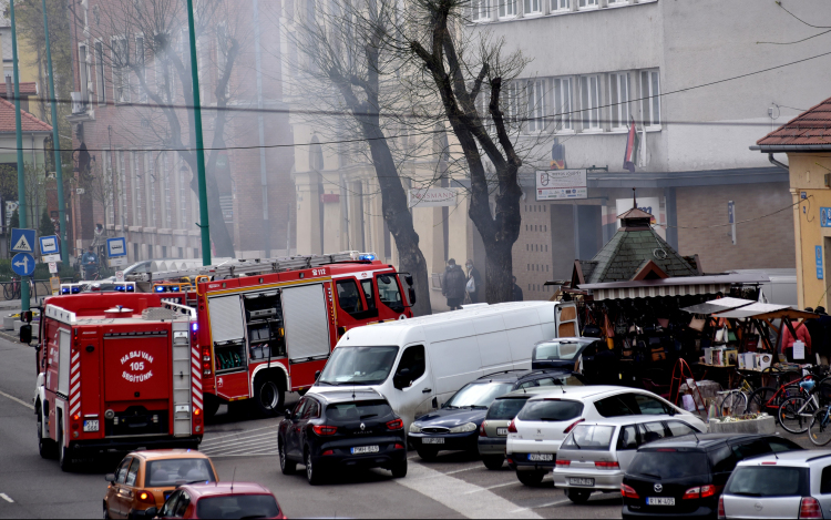 Lángolt egy kisbusz Cegléden