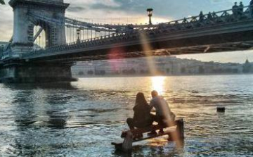 Esküvő az árvízi gáton