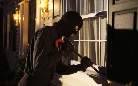 Mozgásérzékelős éjszakai lámpa buktatta le a betörőt