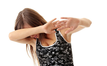 Zaklatta, fenyegette és bántalmazta élettársát egy ceglédi férfi