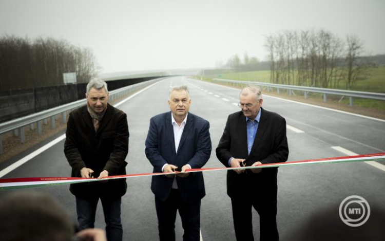 Átadták az M44-es gyorsforgalmi út M5-ös autópálya és Szentkirály közötti szakaszát