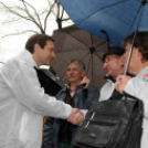 Esőben is kampányoltak Cegléden