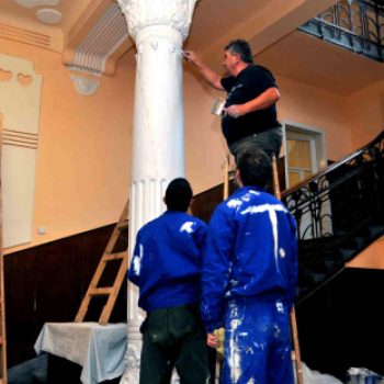 A múzeum lépcsőházának festése