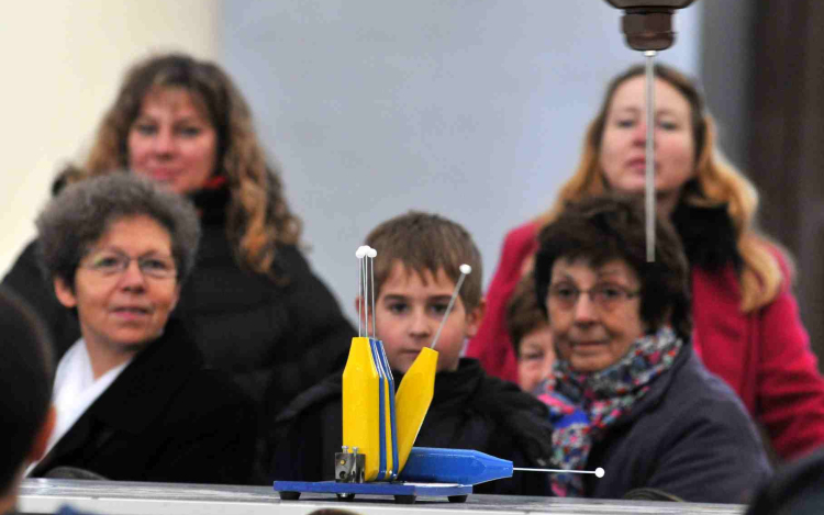 A Föld forog. Győződj meg róla a saját szemeddel!