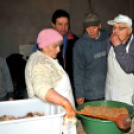 Csemői hagyományos hurkatöltő verseny