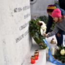 Gyertyagyújtás az emlékműnél