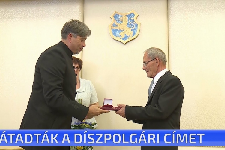 Átadták a díszpolgári címet - Dr. Jójárt György vehette át Cegléd Város legnagyobb elismerését