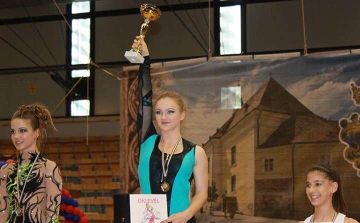 Ceglédi fitneszes lányok a dobogón