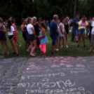 Demonstráció az éjszakai autóversenyzés ellen