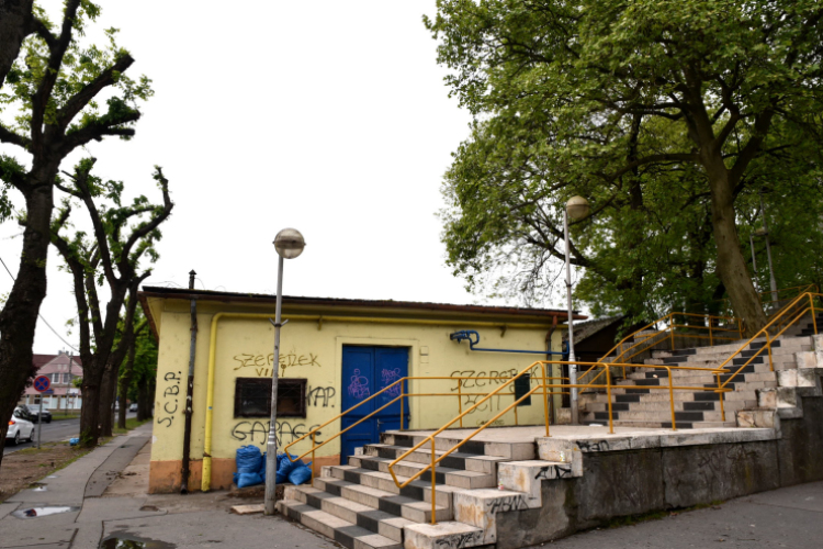 Bontás a sportuszodában 