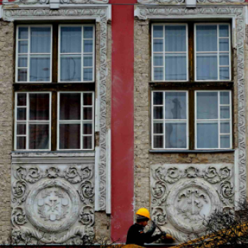 Veszélyessé vált a művelődési ház homlokzata 