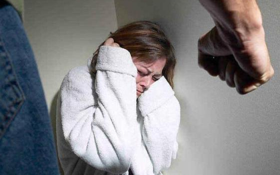 Leszúrta dühöngő férjét a ceglédi nő