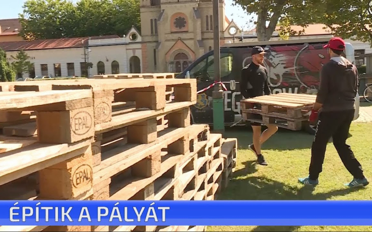 Már épül a pálya a Szabadság téren, ahol vasárnap triál bajnokságot tartanak