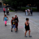 Demonstráció az éjszakai autóversenyzés ellen