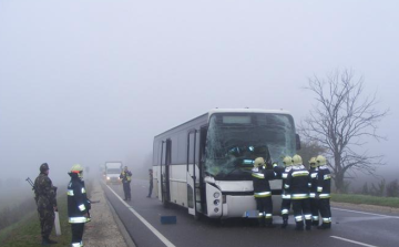 Katonákkal teli busz karambolozott a 4-es főúton