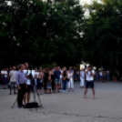 Demonstráció az éjszakai autóversenyzés ellen