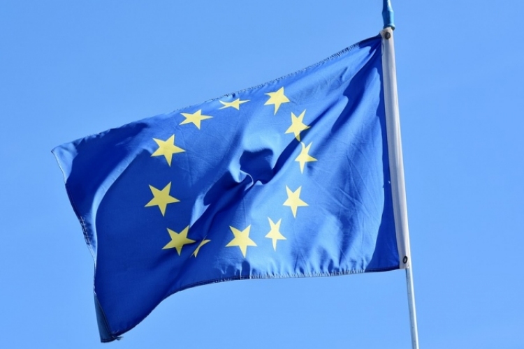 Továbbra is történelmi csúcson az Európai Unió támogatottsága a tagállamokban
