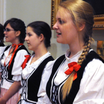 Leánykar a Városházán