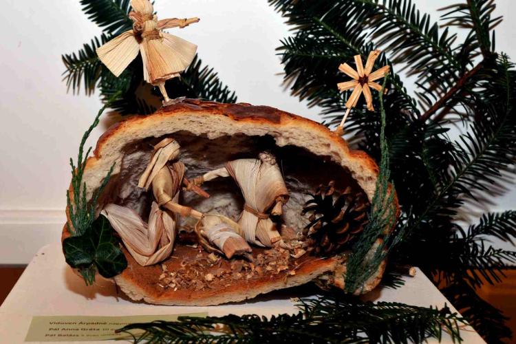 Betlehemezés a Városháza aulájában