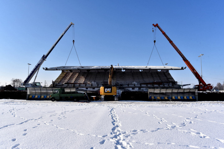 Bontják a lelátót