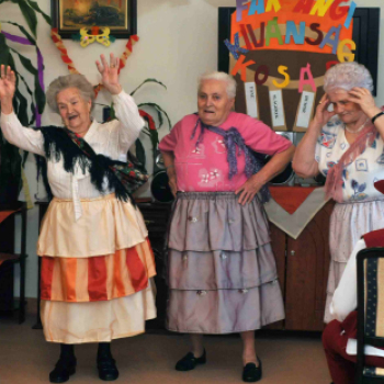 Farsang a ceglédi idősek otthonában