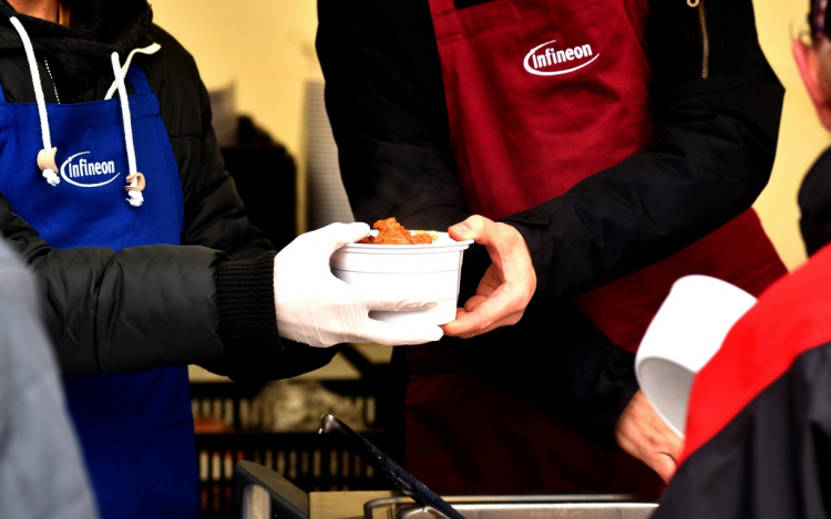 300 adag ételt osztottak szét