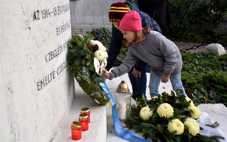 Gyertyagyújtás az emlékműnél