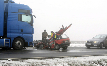 Halálos baleset miatt félpályás lezárás a 4-es főúton