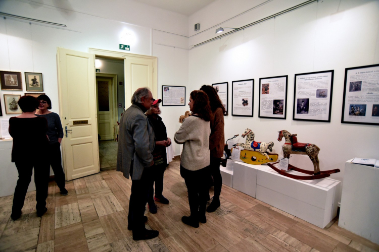 Hintaló kiállítás a Ceglédi Galériában