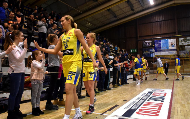 Pacsit a lányoknak! 