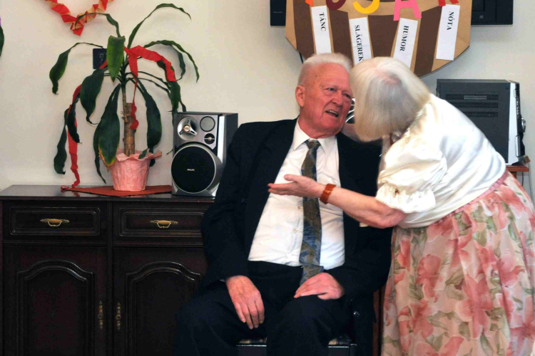 Farsang a ceglédi idősek otthonában