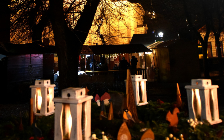 Minden gyertya ég a város adventi koszorúján