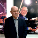 Csendes gyertyagyújtás a Dobmúzeum előtt