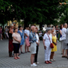Demonstráció az éjszakai autóversenyzés ellen