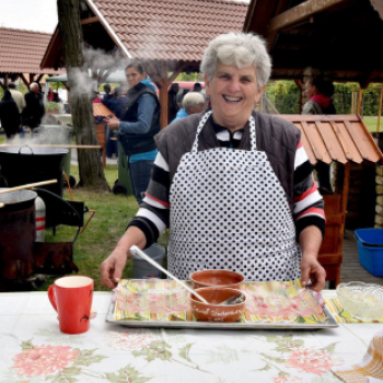 Anyámtyúkja - Csemő