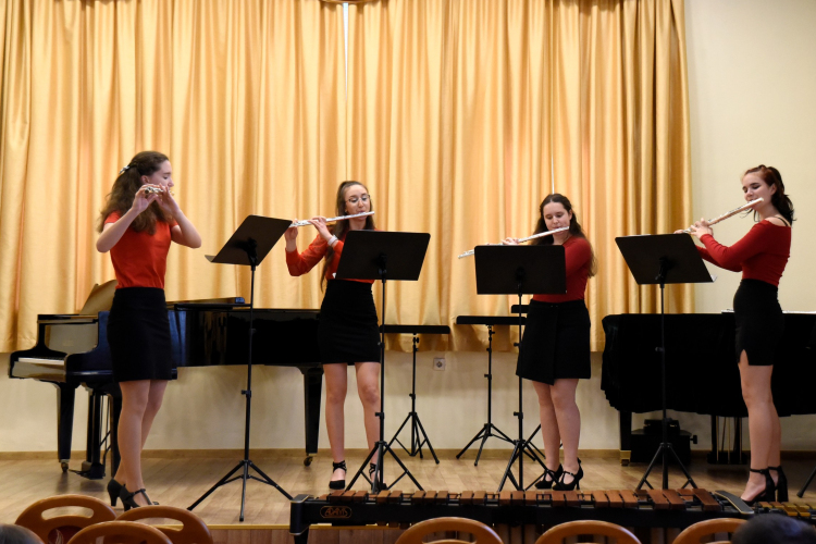 Kamarazenei versenyt rendeztek