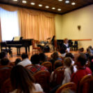 Hangszerbemutató és hangszersimogató a zenesuliban