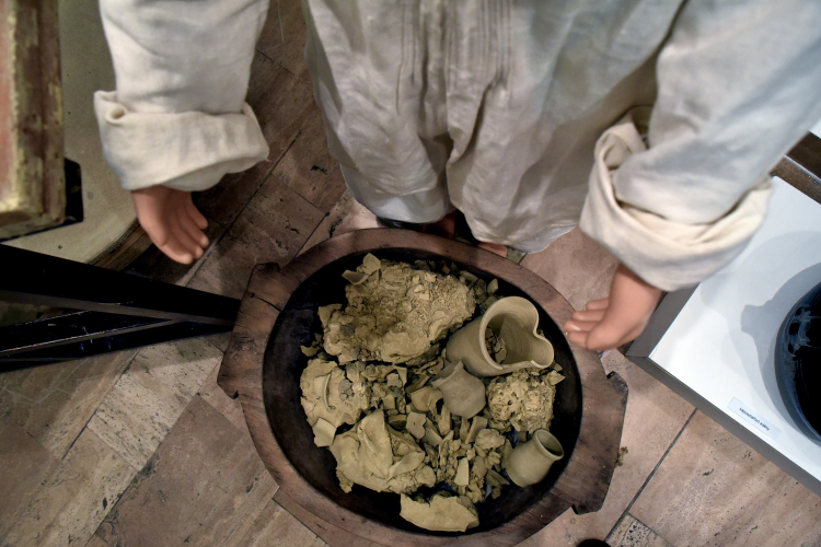 A Mohácsi fekete és mázas kerámia négy generáció keze nyomán