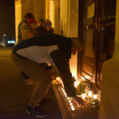 Csendes gyertyagyújtás a Dobmúzeum előtt