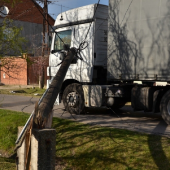 Villanyoszlopokat döntött ki egy kamionos Cegléden
