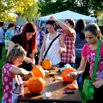 Őszköszöntő a Vörösmarty téren (CFE)