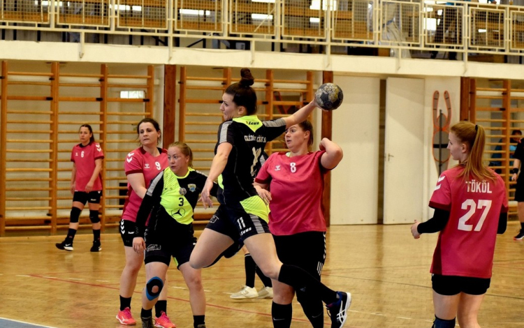 Megint nyertek a felnőttek