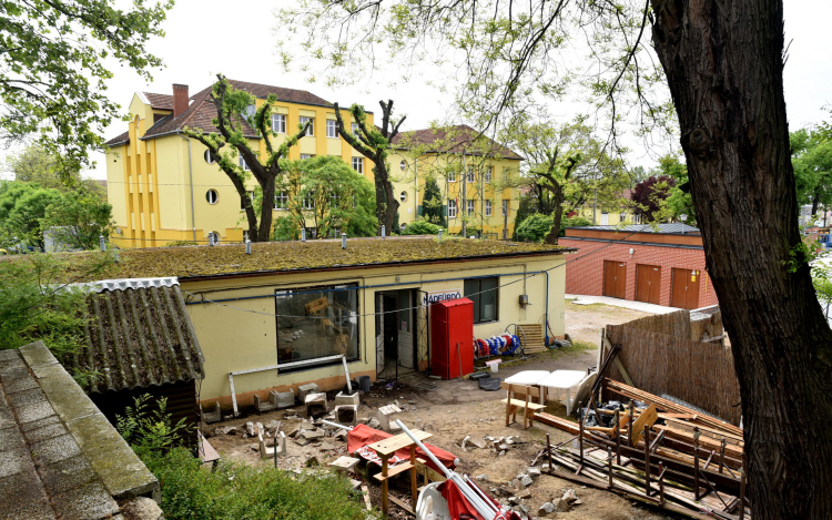 Megkezdték a bontást, épül az új sportszálló az uszodában