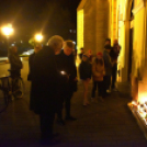 Csendes gyertyagyújtás a Dobmúzeum előtt