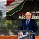 Felavatták az országzászló emlékművet Cegléden