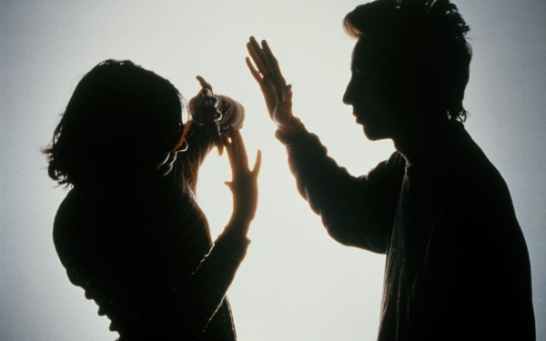 Zaklatta, majd felpofozta